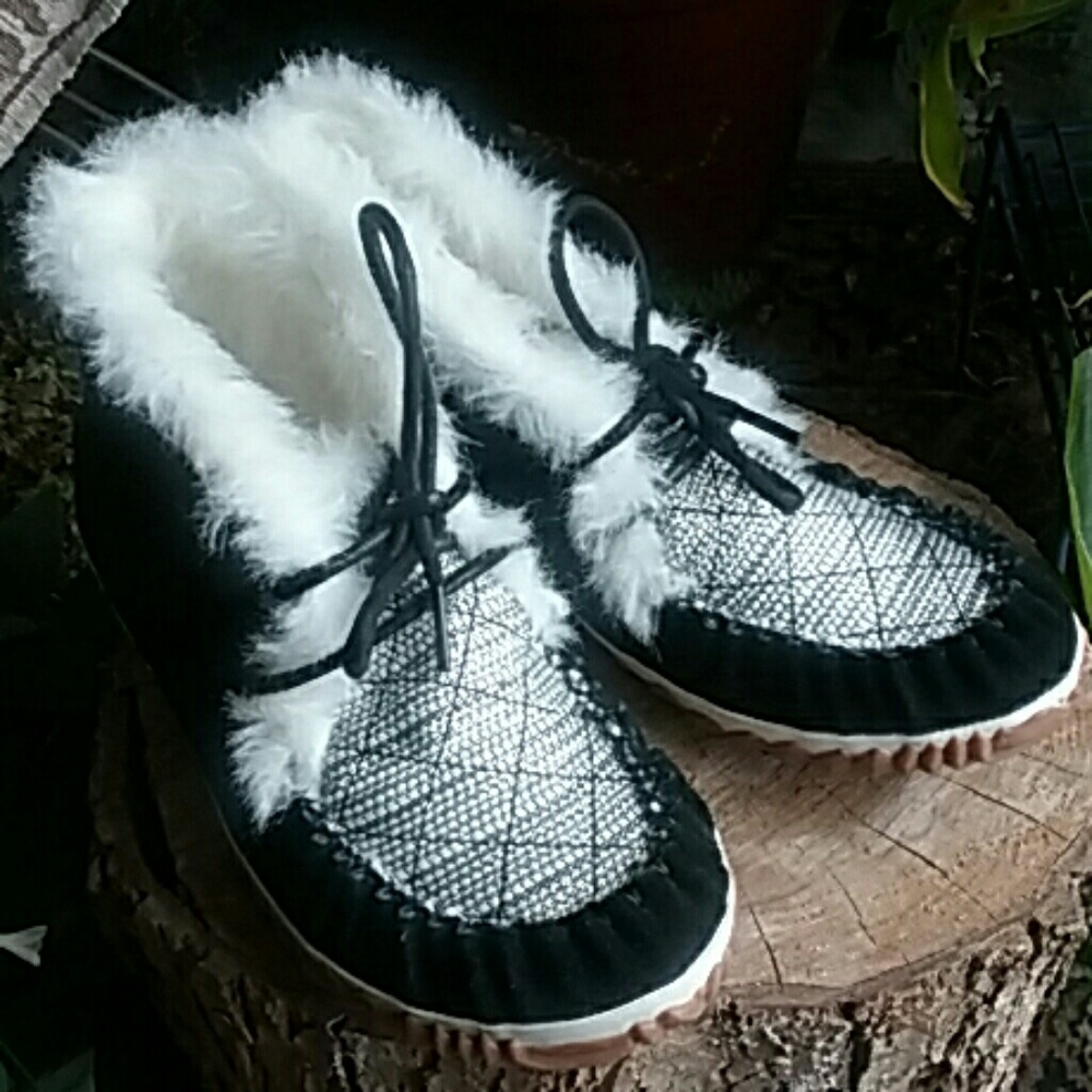 Sorel 'Out N About Moc' nwot